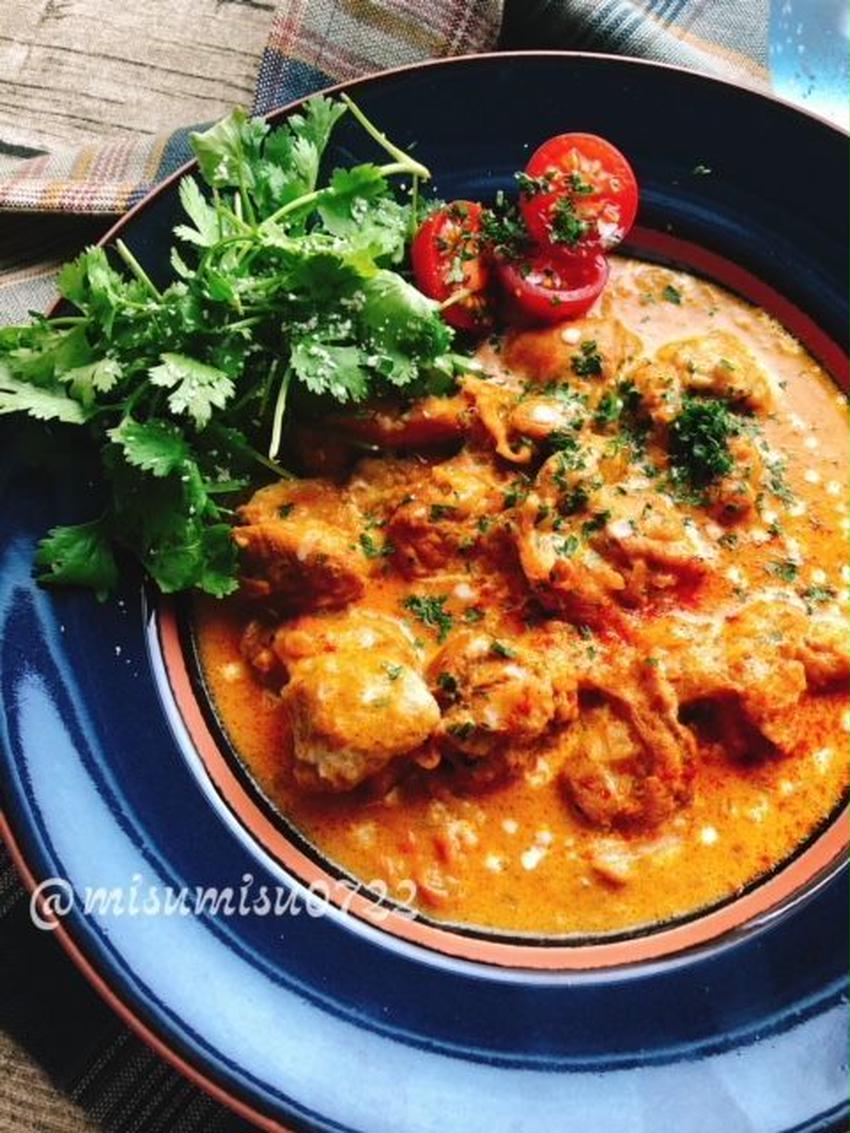 試行錯誤してついに完成！, 史上最強に旨い, バターチキンカレーができました🙌, スパイスはカレー粉のみ◎, お家にあるもので作れます🙆‍♀️,コスパ抜群の手羽元で旨みたっぷり, 甘みとコクがありながら, それでいてスパイシーな, 絶品バターチキンカレー🍛,美味しすぎてスプーンが止まりません😋, 夫も虜に✨, 簡単に作れるので, ぜひ作ってみてくださいね🧡, 🧑‍🍳材料 4人分 ,