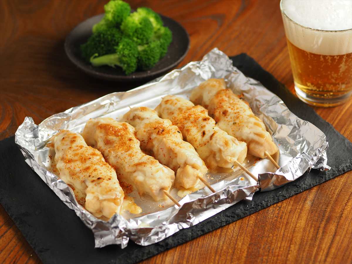 カマンベールチーズカマンベールチーズには蜂蜜がけとスモークの 2種類の食べ方があります。 どちらも人気の創作串です。 兵庫県西宮市六湛寺町15-3ふじやグループ 鳥半 西宮 阪神西宮西宮グルメ 焼き鳥 鶏刺身 宴会