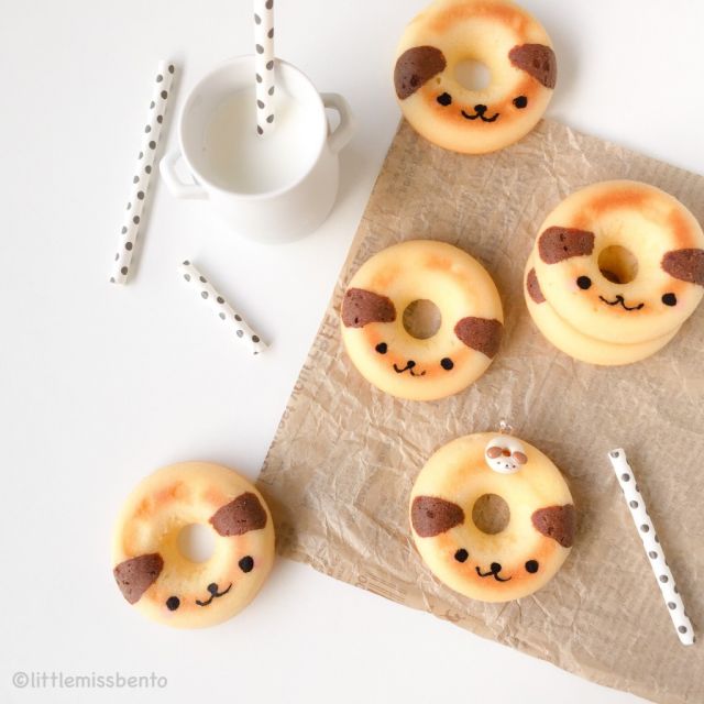 みーちゃんのごはん🍴♡離乳食→幼児食♡朝食🥞✨ 焼きドーナツ作りました♪ドーナツのおもちゃで遊んだりドーナツのYouTube見てて興味あるけど食べた事がなかったので焼いて作りました😆🍩嬉しそうでした *簡単レシピ ４個分 ダイソーのシリコンドーナツ型を使い