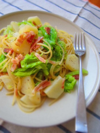 じゃがいもとベーコンのパスタ入り、ヨーグルトスープ