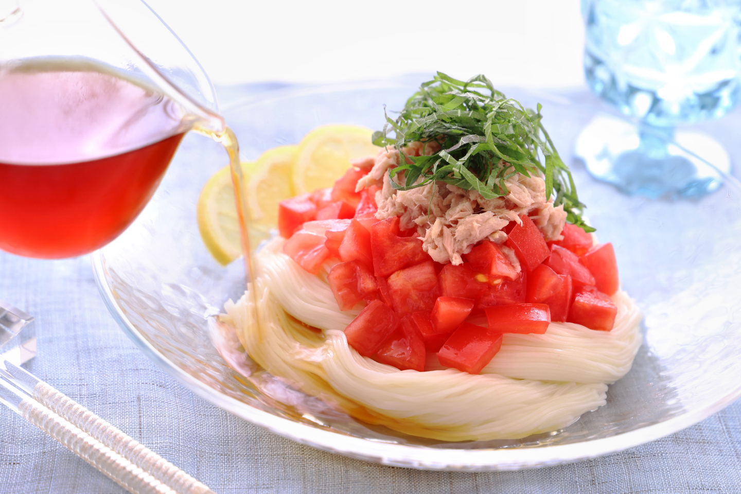 笠原将弘さんが教える本当に簡単な「トマトの冷製スープ」。ミキサーも火も不要で絶品！ESSEonline エッセ オンライン