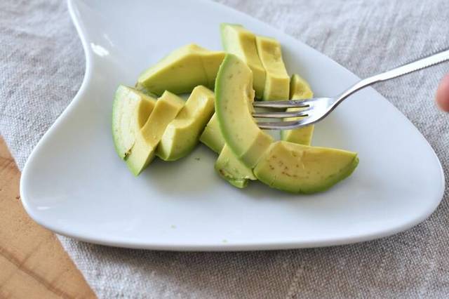 固いアボカドをやわらかくする裏ワザ！Twitterで15万いいね、噂のアルミホイル保存を検証 - LOCARI ロカリ