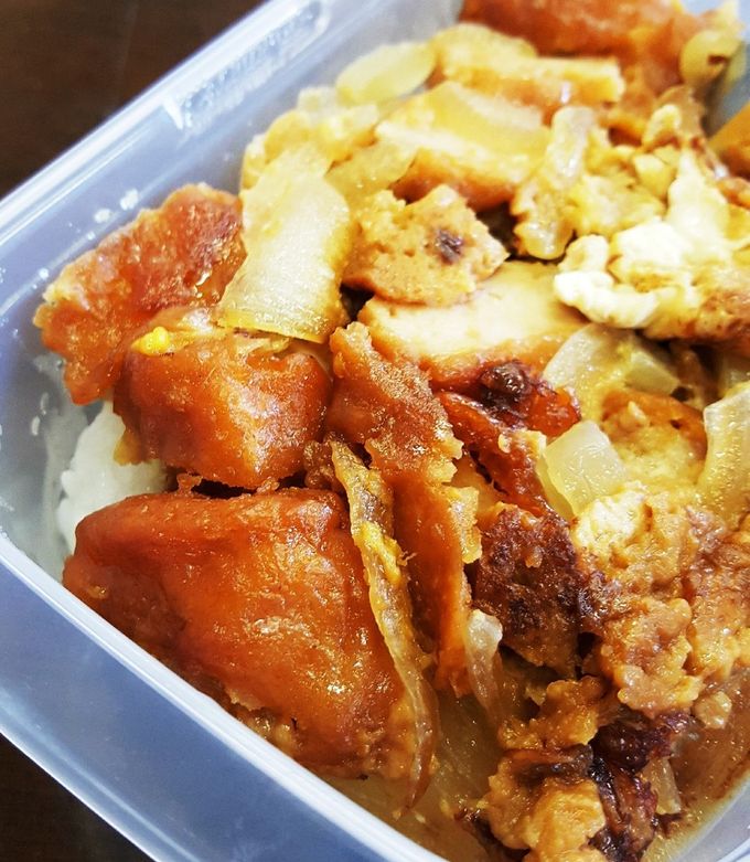 おはようございます☁ 昨日のよるごはんは 残っていたからあげを使って 卵とじ唐揚げ丼🐔 ニボシマニアさんは無関係 笑美味しかった！天気が回復したこともあって 今朝はニャンさんのお店、 開店前から並びが出ております。 お仕事がんばろっと💇 と いうことで 今日も