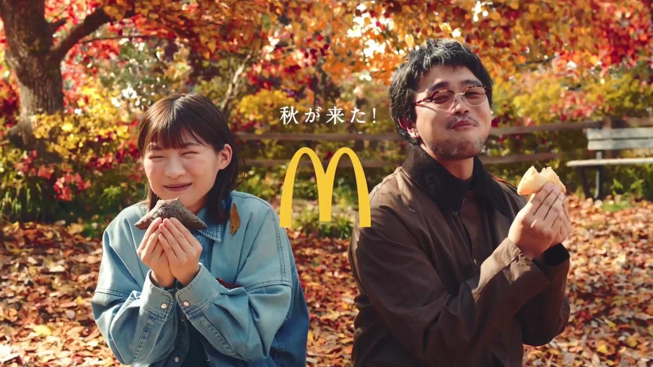 三角チョコパイの季節を祝う伊藤沙莉とHANA NAOKO