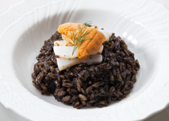 イカスミと肝を和えたソースとバターを合わせたパチンとイカ味が効いたソテーです🍳※ソテーの意味が違かったらすみません油がバターで炒めたもんと出ていたので使ってみてます。 使ったもの↓ ・イカ 2杯 今回はスルメイカ・ピーマン 2個 ・玉ねぎ 4分の1個