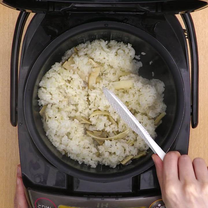 白だしで簡単! 鶏肉と舞茸の炊き込みご飯 具材2つだけ!包丁を使わない!炊飯器に入れて炊くだけ