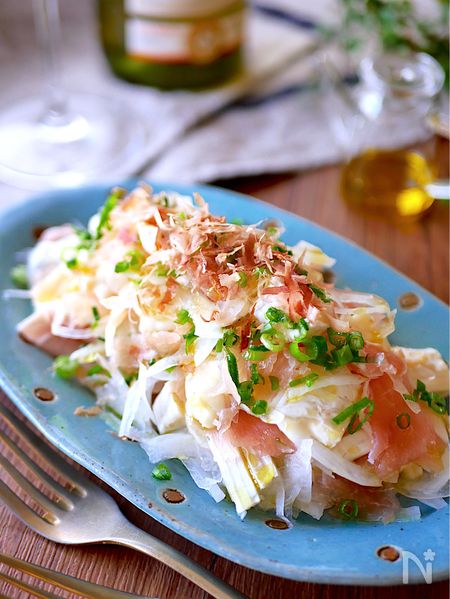 いつものサラダをランクアップ♪パーティーでも活躍！生ハムで作るお花の作り方。キナリノ