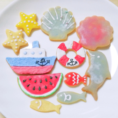 アイシングの作り方です。 溶けちゃったーという方も多いので、それはおそらくゆるいんじゃないかと思います。粉砂糖の水分量は保管の仕方などでも大きく変わります。今の季節は湿度も高いのでレモン汁は控えめでもかなり柔らかくなる気がします。少しずつ加減することが