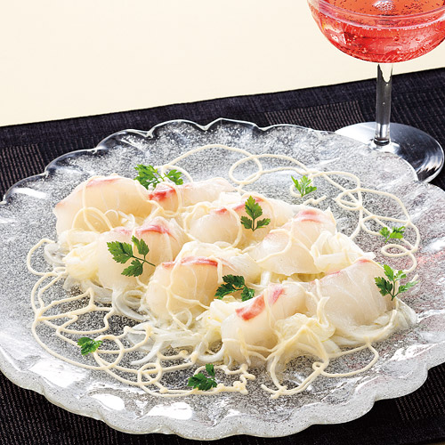 今晩の一品鯛のカルパッチョ赤玉ねぎイタリアンパセリピンクペッパー秋田の夜は涼しい今宵は満月