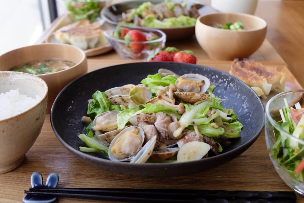 めぐみ2022.5.19木今日の晩ごはん！ . 親子丼 あさりの酒蒸し きゅうりの塩昆布和え ゴールデンキウイ わかめと豆腐のみそ汁 お皿を割ってしまった。悲しみおうちごはん うちごはん晩ごはん夜ごはん夕食献立食卓料理写真Instagram