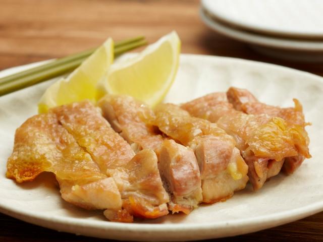 驚愕5分レシピ‼︎至高の鶏モモ , うまなる液に漬けてグリルで焼くダケ , ◎おにぎりとコレで幸せ確定バケモノ弁当♡,鶏モモ肉をうまなる液 水200g塩10g佐藤10g に一晩漬けてたヤツを耐熱皿に乗っけてグリルで焼くダケェ⤴︎,朝焼いて保温容器に入れてキャンプへGO⤴︎⤴︎, お昼ごはんにホカホカほろほろシットリ鶏モモ肉♡, 旨い鶏油と鶏汁におにぎり放り込めば、,