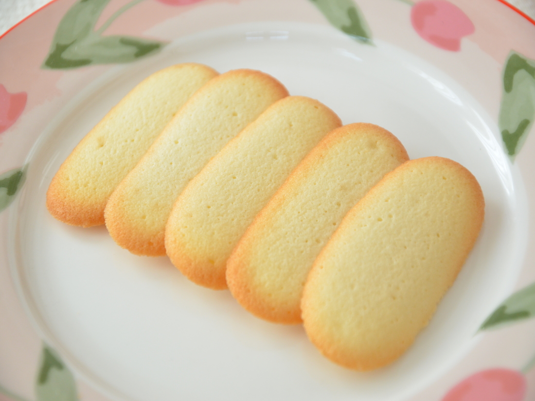 フランス発祥の焼き菓子カヌレが登場です✨ 表面はカリッと中はしっとりとした甘さが特徴でラム酒やバニラの香りが効いたお菓子です。コロンとしたフォルムが可愛らしいのでちょっとした手土産にも良いですね。ゴトウ洋菓子店四国中央市カヌレcanelé