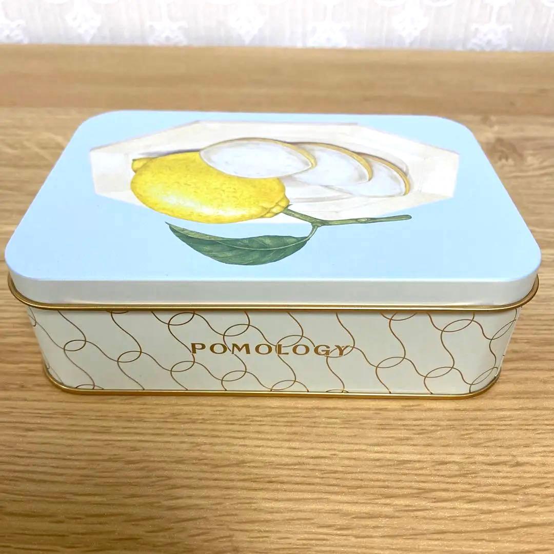 レモンのクッキー缶🍋🍋🍋 『ポモロジー』でパケ買い。 レモンのアイシングを纏うサクサク系クッキー。 存在感あるレモンの風味と、 たっぷりバターの クッキー生地で しあわせなハーモニー。 個人的にレモン強めが好みなので、 これは好きな味でした。 小さめサイズで