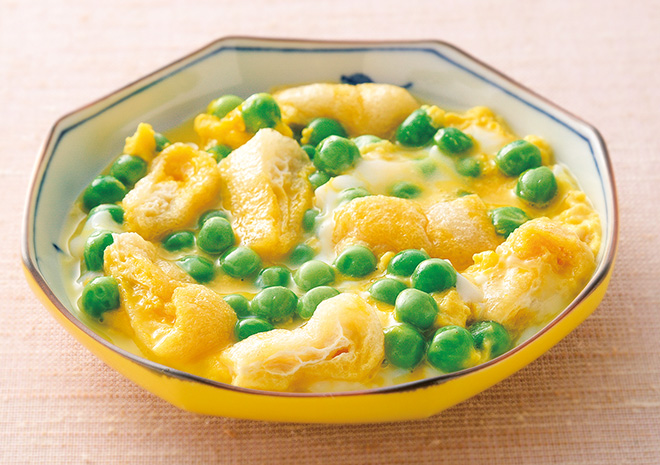 さや付きの実エンドウ豆から、皮をむいて取り出したプリプリで柔らかい実は、今しか味わえない旬の味♪ たっぷり目の出汁に砂糖・醤油・酒・みりんを入れて 実えんどう豆を10分ほど煮て、そこに卵を回しかけ、簡単卵とじの出来上がり。 新鮮な実えんどう豆がモチモチ