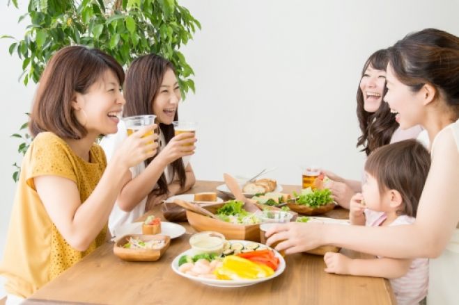 家にお友達が来てくれた時のご飯たち👩🏻‍🍳 大人が多い時は手巻き寿司メインが我が家の定番🤤🍣華やかになるし材料揃えるだけだし味付けの好みも関係ないから✌🏻 +子供用に🍝🍟🍗とか👦🏻👧🏻 子供のお友達が遊びに来てくれる時は、年中さんにもなると小さなシェフたち
