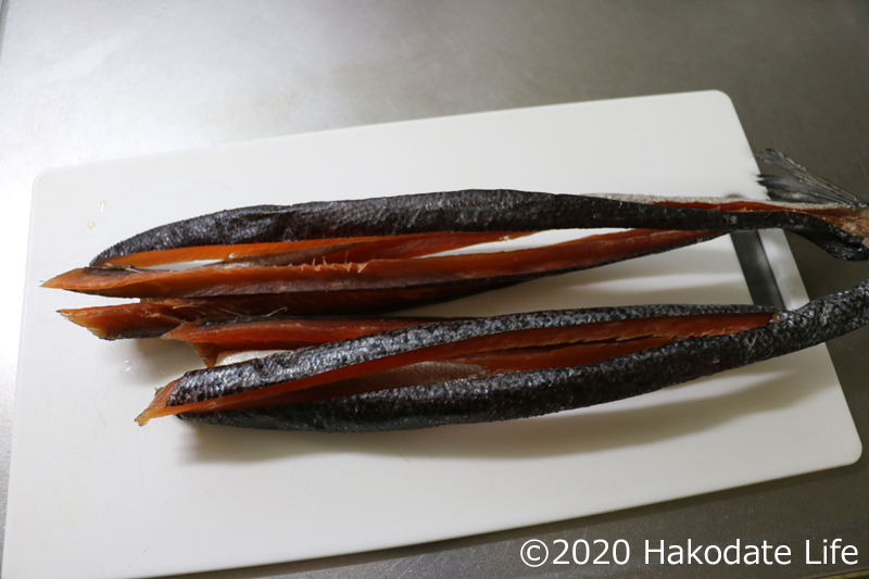 今日のご飯はアトランティックサーモンの刺身です アラで買ってもサーモンの刺身ができますので😅 鮭は刺身は駄目らしい サーモンはokらしいです。きちんとアニサキスを調べて食べてます