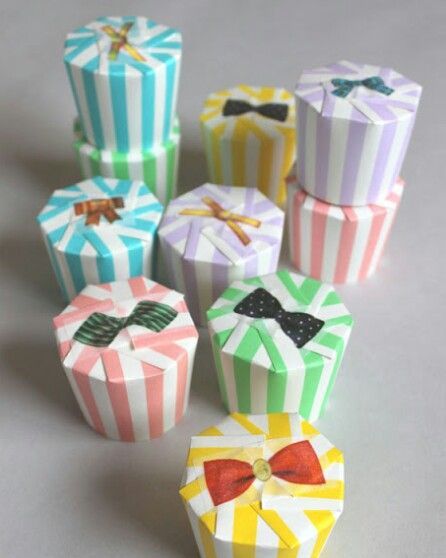 100均の茶封筒 30枚入100円 を使って、バレンタインにもピッタリ！年中使えるプチギフトラッピングを作ったよ！,レタグラフィーでオシャレ文字を書いたら、100均の茶封筒だなんて信じられなくない ？🥹,窓ありバージョンは、窓を作ってOPPをのりで貼っただけ！窓あり窓なしどっちも可愛いくできました😊, 是非作ってみてね😊,レタグラフィーモダンカリグラフィー手書き文字