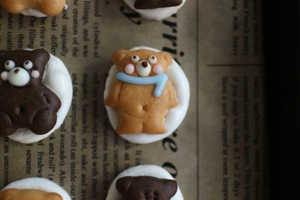 Teddy bear breads 🧸💕 少し前に作った、くまさんちぎりパン🐻 ちぎりパンの上に、 無印良品の“てんさい糖ビスケット”をチョコレートでくっつけるだけのお手軽アレンジ♩ breadbakerbearteddybearkawaiimujimujirushikawaiifood