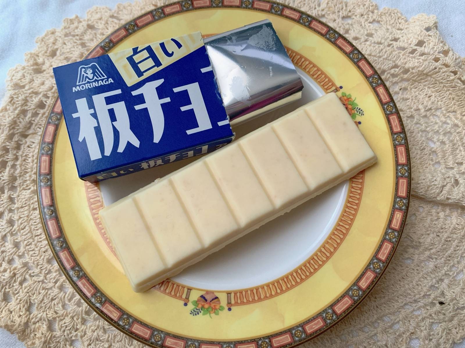 ファミマから新発売！白いパフェアイスの美味しいアーモンド味