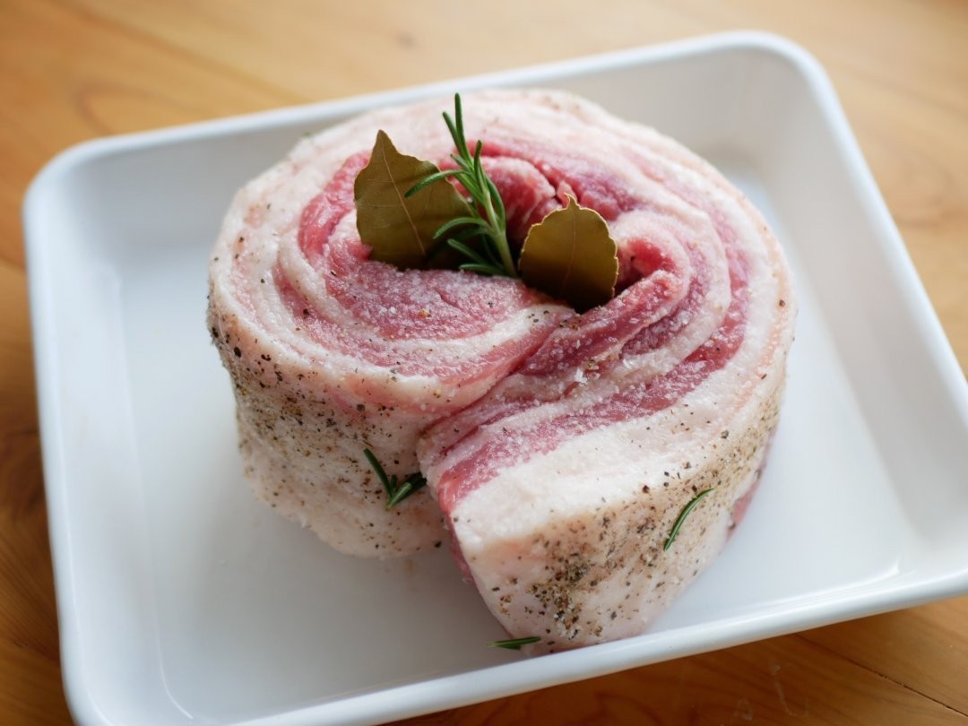 手間ひまかけた塩漬けの豚バラ肉。RØGKOKKEN ホイコッケン