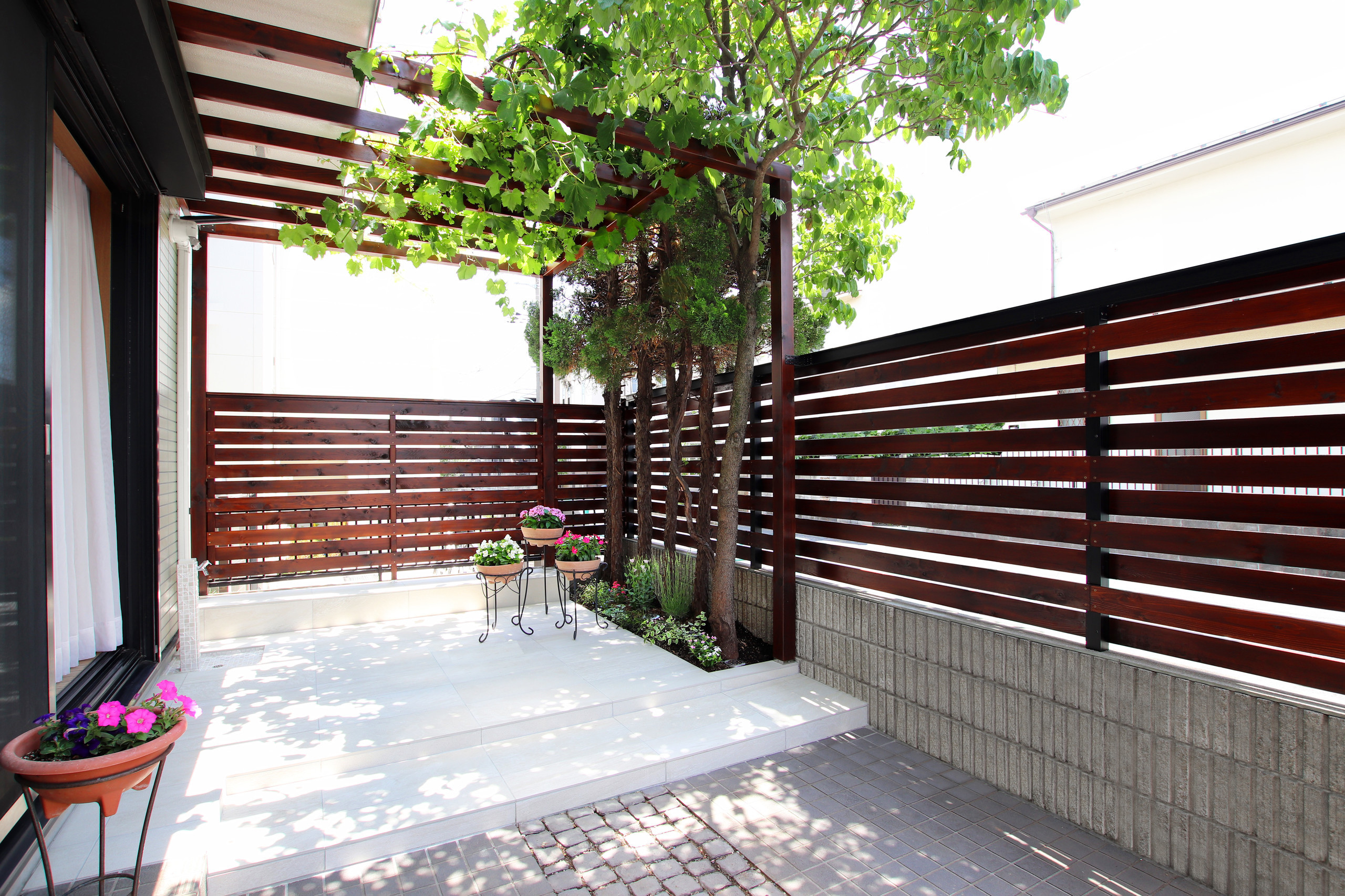 ぶどう棚 周囲の柱は斜めに。山梨県甲府市 吉野聡建築設計室のブログ