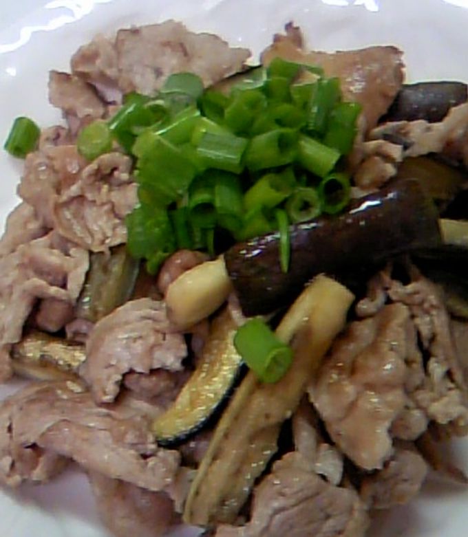 豚こまとなすのポン酢炒め , ＜材料 2人分 ＞, 豚こま切れ肉150g, なす3本, にら30g, 片栗粉小さじ2, 砂糖大さじ1,ぽん酢大さじ3, サラダ油大さじ12 3, ＜作り方＞,1．なすは縞に皮をむいて乱切りにし、にらは5～6cm長さに切り、豚こま切れ肉に片栗粉をまぶす。,