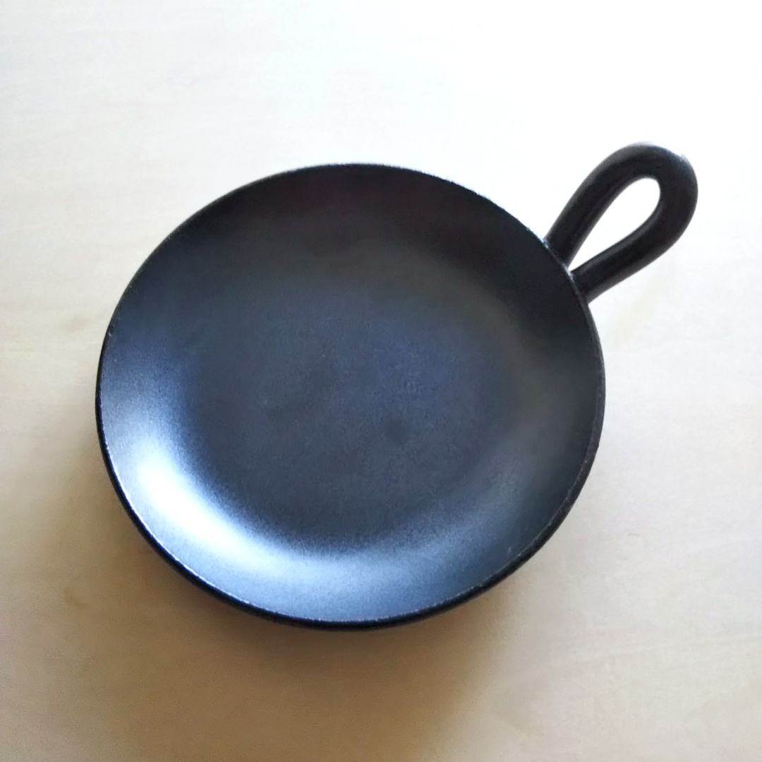 面倒なドリアがフライパン１つで！材料を切って入れるだけの簡単レシピです！ 🍽一発ドリア ◇材料◇ 2人分 米 1合 しめじ 1 2房 ベーコン3～4枚 生クリーム 100cc 牛乳 250cc 白だし 小さじ1 パスタソース 1 3 とろけるチーズ 適量 ◇作り方◇ ①米は洗って研いでおく