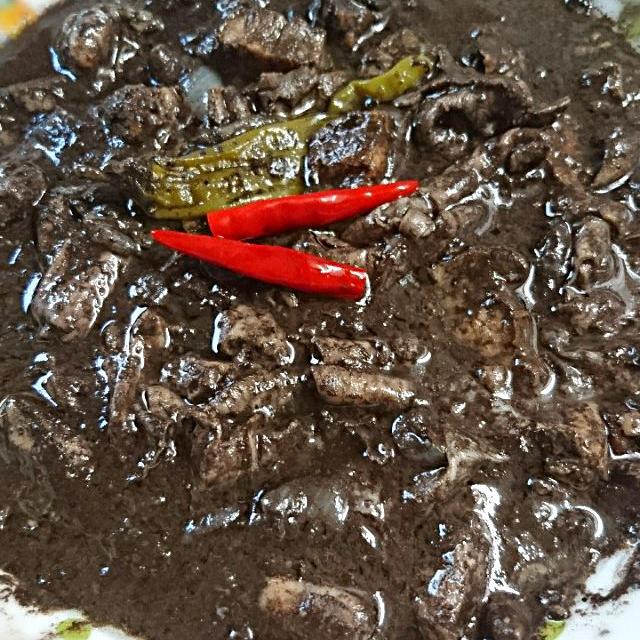 Dinuguan ディヌグアン 今日の夕飯はお友達からいただいたディヌグアン。ディヌグアンは豚の血で煮込んだ料理。今回は心臓とホルモンを煮込んだそうです。おいしくいただきました。フィリピンショップに行けば、豚の血を買うことができます。でも私は作ったことがないです