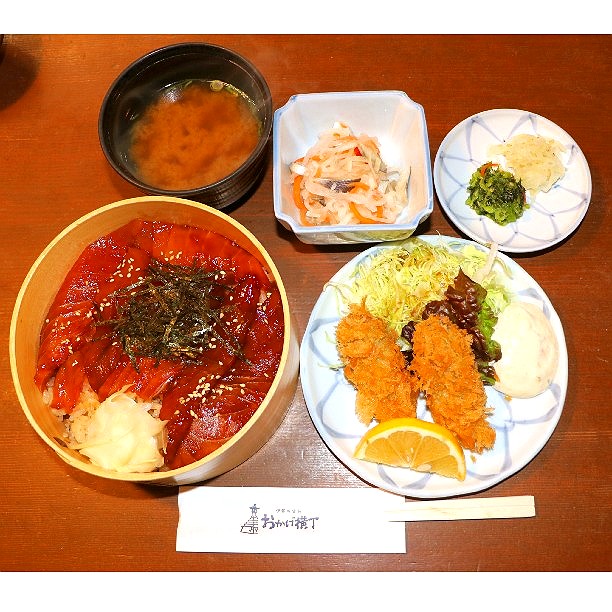 海老丸の大人気メニュー復活のお知らせ📢✨, 毎年大好評の『伊勢海老天丼』がこの冬も帰ってきました！,伊勢海老を丸ごと1匹使用した贅沢な天丼です ！！🫣, 赤だしの味噌汁は伊勢海老の頭を半分使用した伊勢海老汁となっております✨,一日数量限定でご用意いたします！すぐに完売してしまうので、お早めにご来店いただくことをオススメします！！,