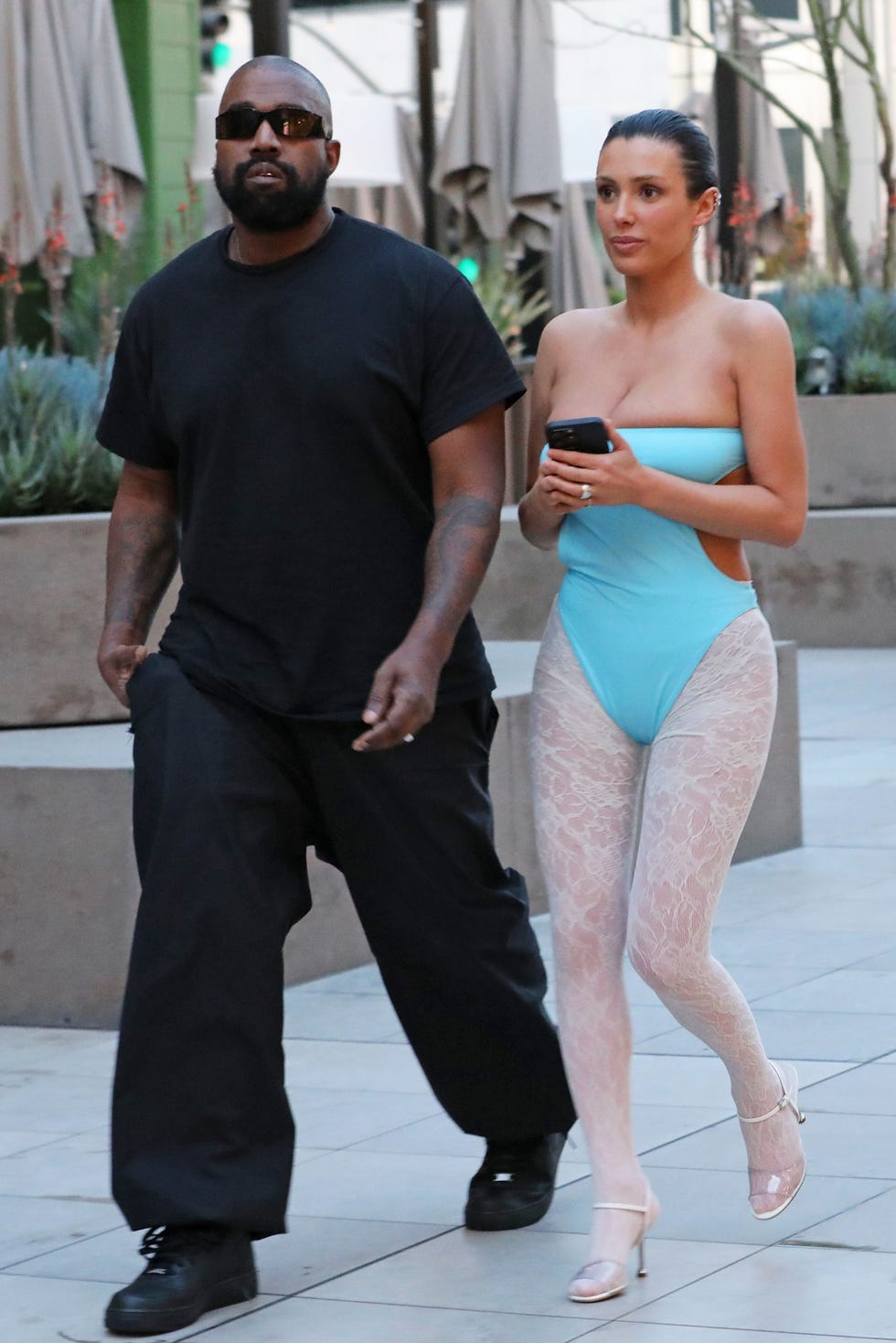 ビアンカ・センソリ、グラミー賞レッドカーペットで服を着たカニエ・ウェストと一緒に裸で登場 : r Kanye