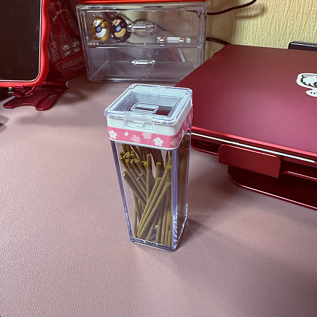 ダイソーからマグネット調味料ボトル類が販売されて飛びつきました。我が家の調味料の置き場は、キッチンの引き出しの中と冷蔵庫にあるので、引き出し分を壁に貼り付けると手間が省けて便利になりそうです。 幸いキッチンの壁は マグネットが使えるので、キッチンバサミも