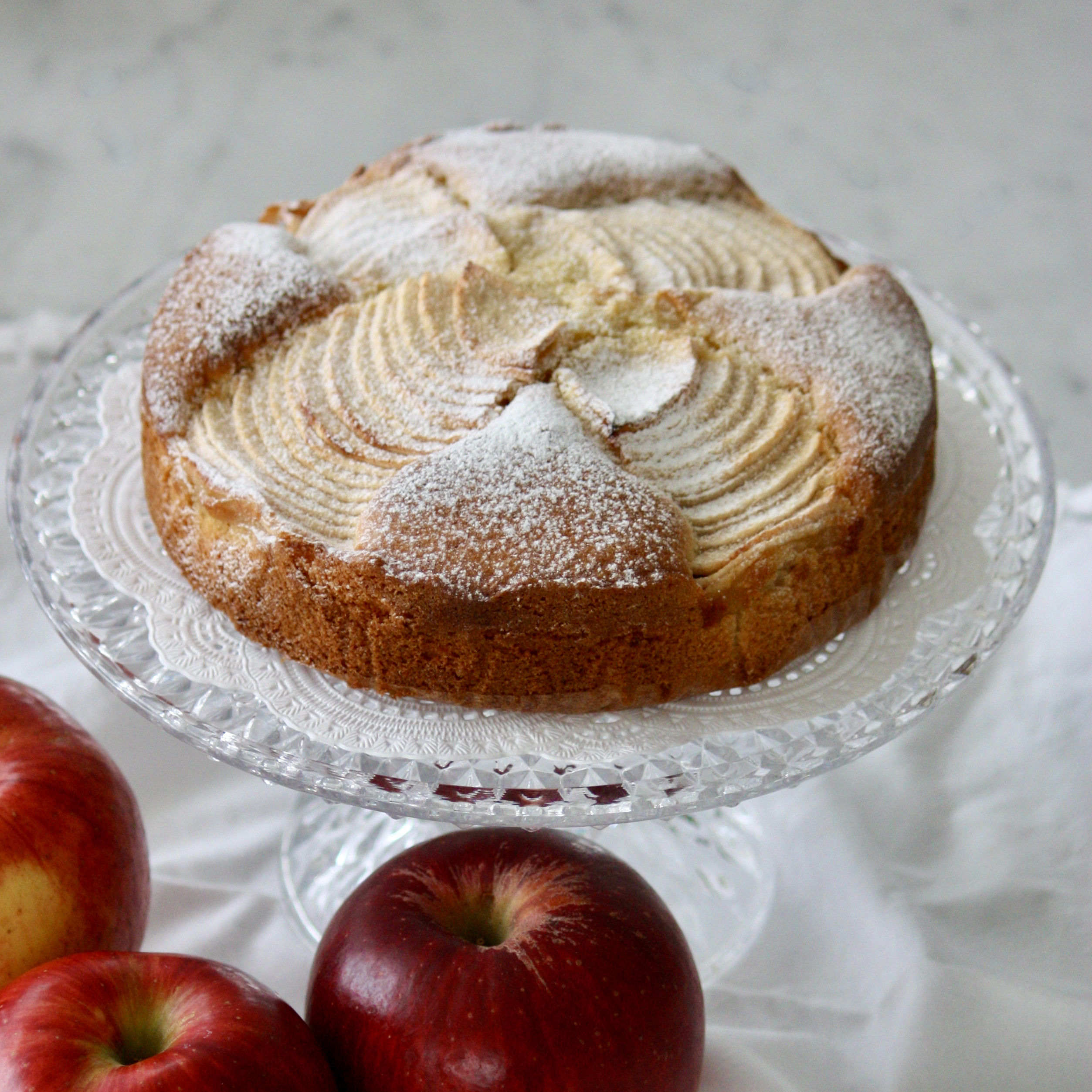 大丸東京店に“りんごスイーツ”が集結、りんごに見立てたムース＆果肉たっぷりのアップルパイなど - ファッションプレス