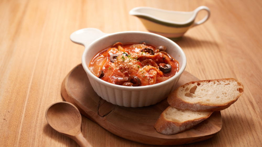 もう迷わない🥫 「トマト缶」レシピ7選 . ———————————————————— @kurashiru では毎日おいしい投稿を配信中！ぜひフォローしてくださいね ———————————————————— . ①チキンのトマト煮込み材料2人前 鶏もも肉 250g 玉ねぎ 80gニンニク 1片 カットトマト缶 200gA