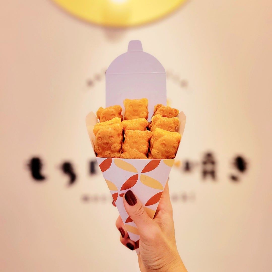 mochinyanyaki←浅草にオープンしたベビーカステラ専門店 もちにゃん焼きの特徴は 可愛いだけじゃないんです😘💛 もちにゃん焼き最大の特徴！☁️「ふわふわもっちり食感」☁️ 大手製粉会社と共同開発した こだわりの小麦粉を使用してます🌾 お口に入れたときの 「ふわ