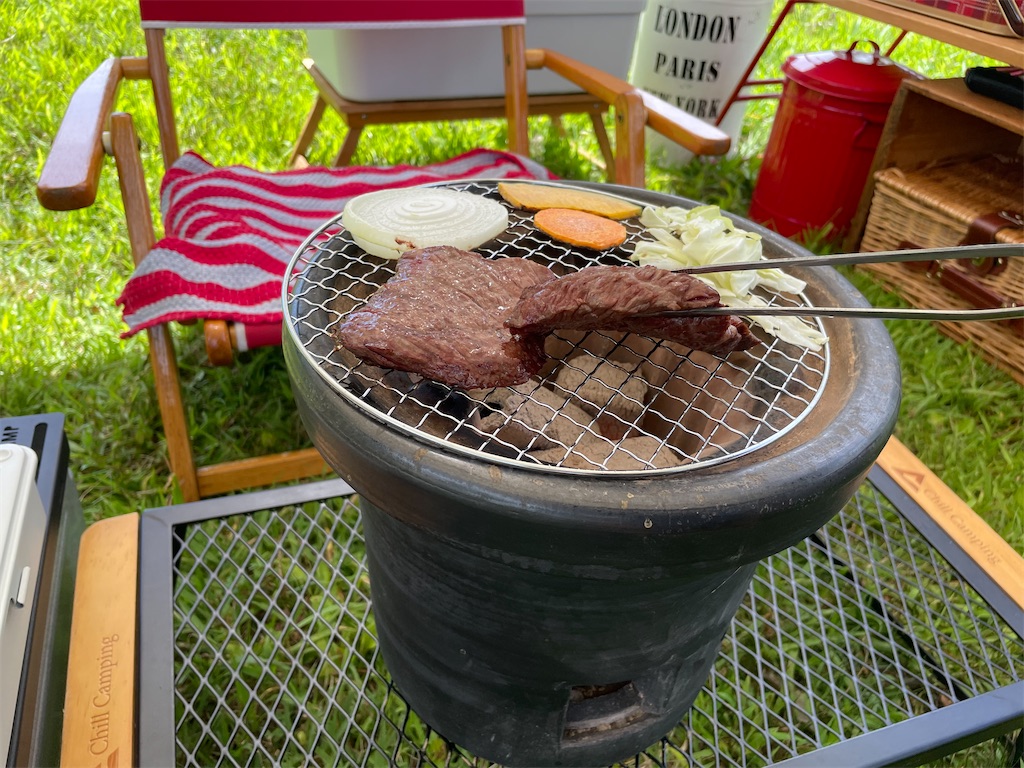 七輪でお好み焼き！テーブルの上にいつも七輪が乗っている我が家。 完全にカセットコンロと化してます。 今日はお好み焼き。ホットプレートではベタっとするところがパリ！！と焼きあがります。 は