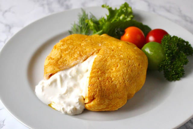 CHIHO YOSHINO千穂飯🌿『蒸しアスパラとブラータのサラダ』 賞味期限間近のブラータチーズがあったので救済🧀八百屋さんで買った細めのアスパラたちを オリーブオイルでさっと焼いてから水を加えて蒸し焼きに。 蒸し焼きにするとみずみずしくてアスパラの風味が最高