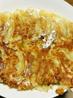 マンガ飯 ドロヘドロを久しぶりに読み返したら 空腹虫の大葉ギョーザ🥟がどうしても食べたくなったので 作ってみた 大葉の風味が効いてて中々美味しいカイマンの好物なのも納得🐊七ノ花春日野道春日野道グルメ神戸神戸グルメ神戸居酒屋マンガ飯ドロヘドロ