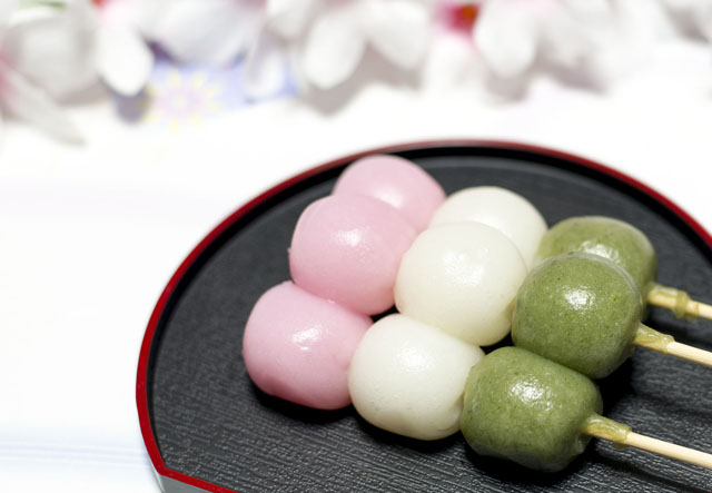 串だんご新作「桜もち風味」で春爛漫！スーパーで買える桜団子をレビュー - macaroni
