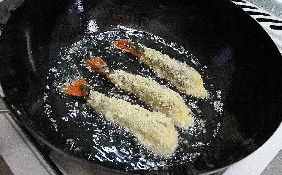 真っ直ぐ揚げられる エビフライ