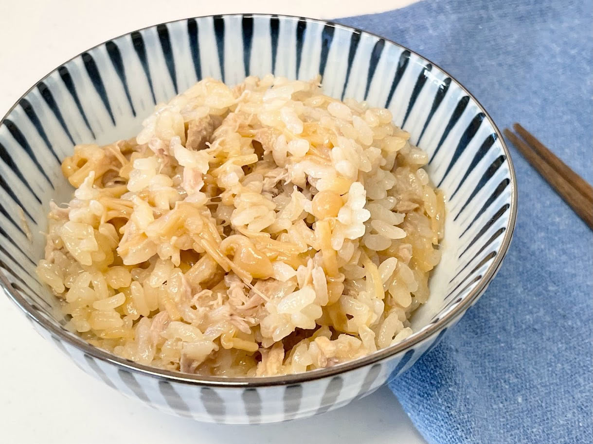 旨味たっぷり🙌「 なめ茸とツナの炊き込みご飯」このレシピのポイントは↓の投稿文をチェックしてくださいね✨,----------------------------------, ✍️このレシピのポイントは , ✔️ストック食材で作れる🙌,✔️おにぎりにしてお弁当に入れても🍙, ✔️炊き込むだけで旨味たっぷり💕, ----------------------------------,