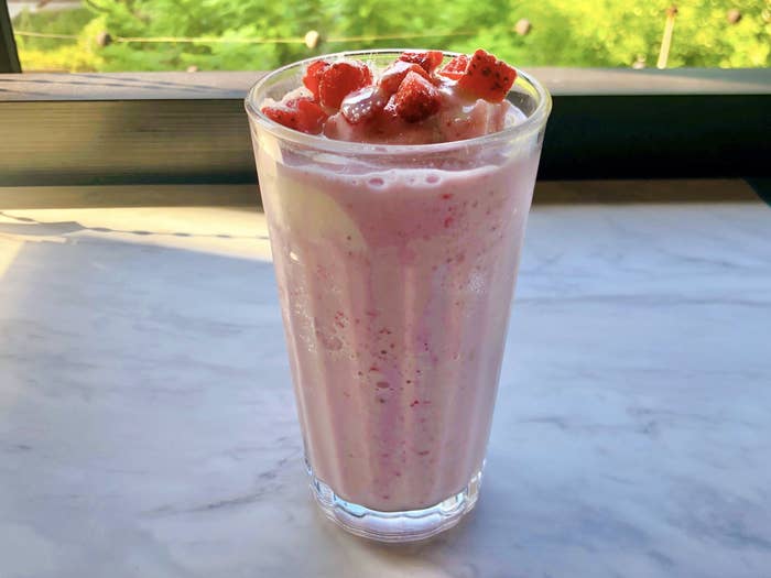 イチゴとバナナのつぶつぶスムージ