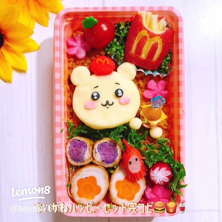 作り方詳細は本文に↓ ちいかわ＆ハチワレ弁当材料ごはん 適量 デコふり ブルー少々 海苔 少々 スライスチーズ 少々 ハム 少々乾燥パスタ １～２本 マヨネーズ 少々作り方１．ハチワレはごはんをラップに包み耳をつまみ出すように握る。 ２．ちいかわは