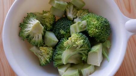 子供も食べやすい♪簡単和えるだけの『アレッタ 茎ブロッコリー とセロリのツナマヨ和え』のレシピ・作り方 - ちょこっと学べるレシピサイト『なるほど食堂』