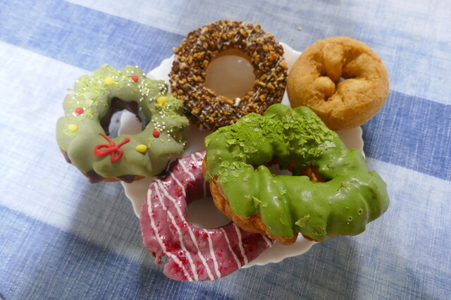 JACK IN THE DONUTS ✨ドーナツルーレット🍩, 流れるドーナツをタップして、今日のおすすめをチェック！,👀「どれにしよう 」と迷ったときにぴったり。, あなたの今日の気分に合ったドーナツがきっと見つかるよ！, 👉お店で本物を選ぶ楽しさも味わってみてね！,ジャックインザドーナツjackinthedonuts