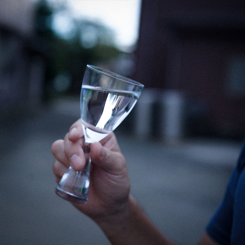 注ぐ量は? ボトルは片手で持たないとダメ? 今さら聞けない「ワインの注ぎ方」@Living アットリビング