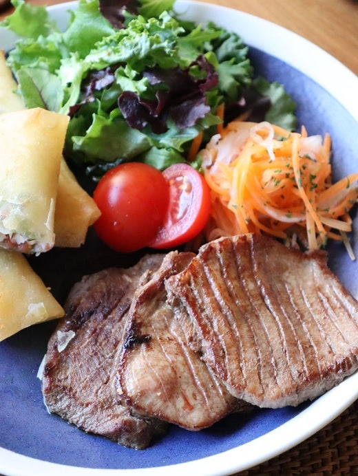 献立 春巻き、大根と魚河岸揚げの煮物、ほうれん草の胡麻和え、温玉、オクラのお味噌汁、ビール : kajuの□今日のお料理・簡単レシピ□