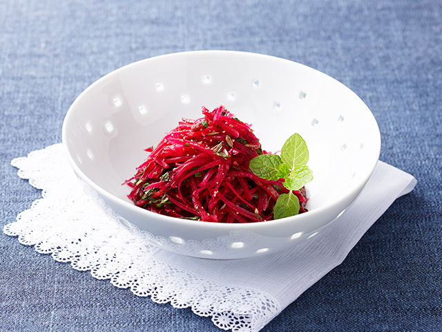 生ビーツのスリランカ風サラダ サンボル 。「食べる輸血」と言われる栄養豊富なビーツで簡単おつまみ。 : SuperSlowIegohan毎日呑んでもダイエット&ボディメイクおつまみ