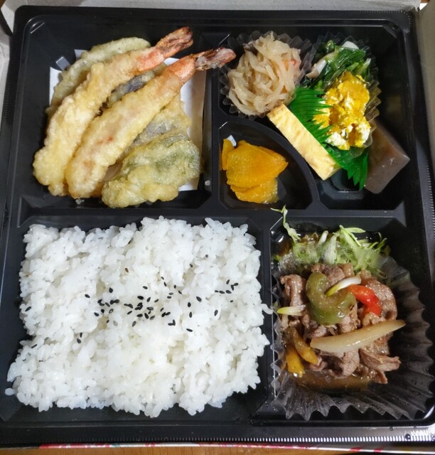 にんじんと豆の木は駅チカなので仕事の帰りにお惣菜を購入するのにピッタリのお店。お持ち帰り用の弁当も販売しているので仕事が少し遅くなってもフォローが効く。人生一度！腰椎破裂骨折にも負けない