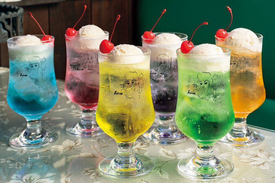 昭和レトロお菓子♡純喫茶シリーズにラムネのクリームソーダ味とミックスジュース味が仲間入り！お菓子と、わたし