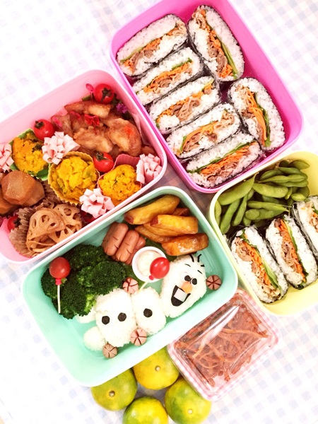 オラフ弁当, 作り方🎥, ♪＊♪＊♪＊♪＊♪＊♪＊♪＊♪＊♪＊♪＊♪, @acya_obento , 簡単キャラ弁やお弁当作りに役立つ情報,こども大好きおうちごはんを発信中⭐️, ♪＊♪＊♪＊♪＊♪＊♪＊♪＊♪＊♪＊♪＊♪, 冬といえばアナ雪！, と言う事で雪だるまのオラフ弁当,作ったよ⛄️, サンタ帽被せて, ブロッコリーでツリーを作ったよ🎄, ミートボールはトナカイピックで可愛く🥰,